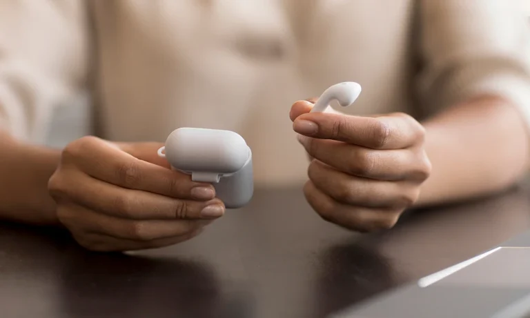 Wireless Earbuds vs Wireless Headphones: Which Should You Buy?